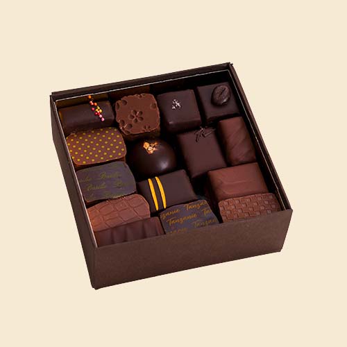 Aux Chocolats Pralinen - Erlesenste Schokoladen von verschiedenen besten französischen Chocolatiers. Klassisch veredelt mit Café oder Zimt, dezent innovativ mit Basilikum oder Lavendel oder wie von der alten Schule, mit Nüssen und Mandeln und bester Schok