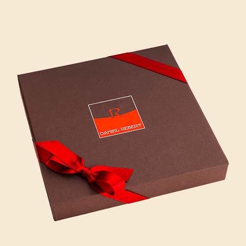 Daniel Rebert Pralinen - Ob sinnliche Erlebnisse mit einem Nougat-Praliné auf drei Schokoladen, Haselnüssen aus dem Piemont oder Arabica-Café und dunkler Schokolade, dieses Kennenlernen wird Ihnen lange in bester Erinnerung bleiben.