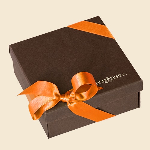 Aux Chocolats Schokoladen-Mandeln - Wenn Sie Mandeln lieben, dann sollten Sie unsere „Amandes Chocolatées“ probieren. Erlesene, fein geröstete französische Mandeln, umhüllt mit dunkler Schokolade und hellem Kakaopulver. Schmecken Sie den Unterschied!