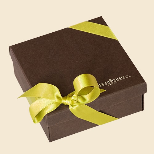 Aux Chocolats Schokoladen-Trüffel - Les Juliettes sind unsere besonders fein gearbeiteten Schokoladen-Trüffel, mit heller Schokolade, gemahlenen Haselnüssen und Mandeln, und im Herzen dann noch mit feinem, knusprigem Krokant veredelt. Ein Hochgenuss in he