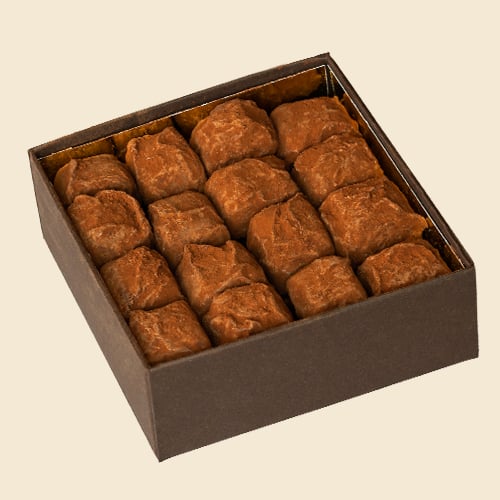Aux Chocolats Schokoladen-Trüffel - Les Juliettes sind unsere besonders fein gearbeiteten Schokoladen-Trüffel, mit heller Schokolade, gemahlenen Haselnüssen und Mandeln, und im Herzen dann noch mit feinem, knusprigem Krokant veredelt. Ein Hochgenuss in he