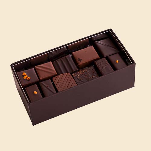 Maison Le Roux Pralinen - Erlesenste Zutaten, wie Mandelmarzipan, Thymian und Zitrone, Gianduja, helle Schokolade und Mandelstückchen oder ein dunkles Criollo-Ganache mit Ingwer. Einfach zum Träumen…