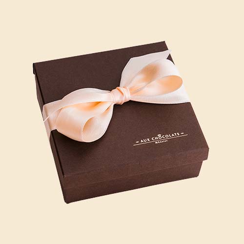 Aux Chocolats Pralinen - Erlesenste Schokoladen von verschiedenen besten französischen Chocolatiers. Klassisch veredelt mit Café oder Zimt, dezent innovativ mit Basilikum oder Lavendel oder wie von der alten Schule, mit Nüssen und Mandeln und bester Schok
