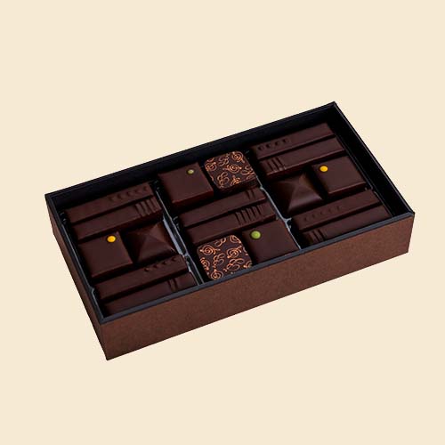 Maison Bellanger Pralinen - Nachhaltig und wenig bitter und wenig herb, mit einer sanften Note von Ingwer, weißem Pfeffer, Pistazien-Mandel-Marzipan oder mit einem Hauch von Carmiola-Minze und edelster dunkler Schokolade.