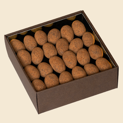 Aux Chocolats Schokoladen-Mandeln - Wenn Sie Mandeln lieben, dann sollten Sie unsere „Amandes Chocolatées“ probieren. Erlesene, fein geröstete französische Mandeln, umhüllt mit dunkler Schokolade und hellem Kakaopulver. Schmecken Sie den Unterschied!