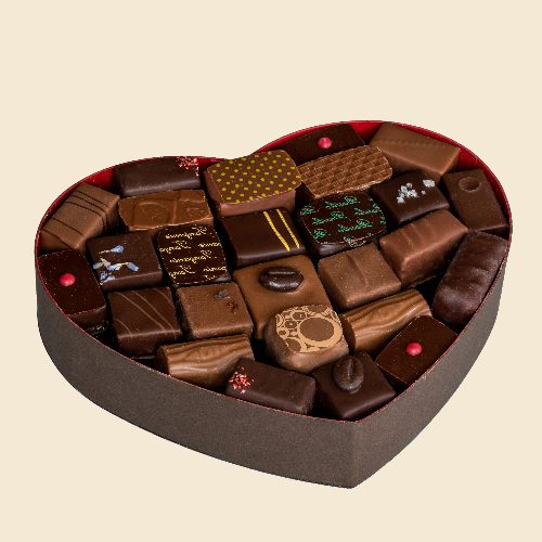 Coeur Aux Chocolats Pralinen - Erlesenste Schokoladen von verschiedenen besten französischen Chocolatiers. Klassisch veredelt mit Café oder Zimt, dezent innovativ mit Basilikum oder Lavendel oder wie von der alten Schule, mit Nüssen und Mandeln und bester